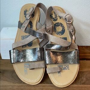 Sorel Leather Strappy Sandals Size 7 Bronze Metallic Flat Comfort Sole Buckle